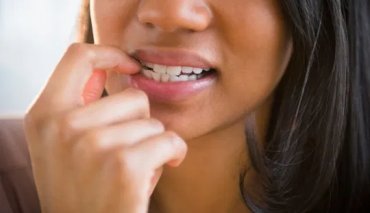 Грызть ногти – самый легкий способ заразиться коронавирусом