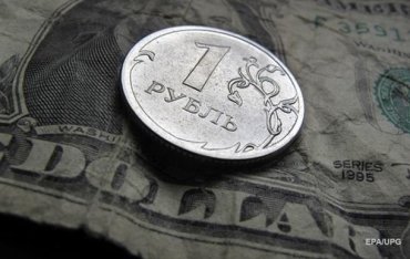 Российский рубль обвалился после новостей о падении цен на нефть