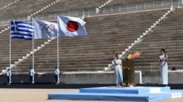 Греция передала Японии олимпийский огонь Игр-2020
