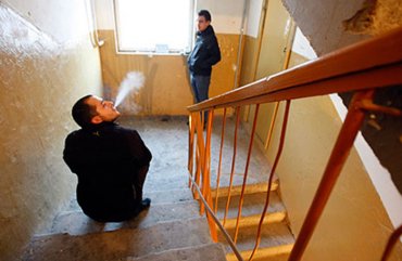 Мужчина покалечил соседа, курившего в подъезде