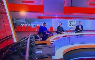 В Колумбии во время прямого эфира на телеведущего упал экран
