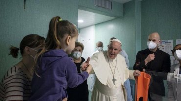 Папа Римский навестил 50 украинских детей и назвал нападение РФ «святотатством»