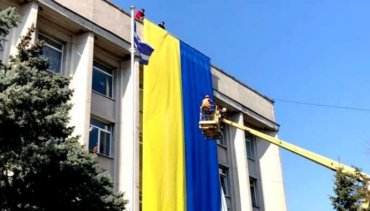 В окупированном Херсоне на горсовет снова вывесили огромный флаг Украины