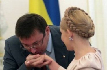 Юрий Луценко и лидеры оппозицию пробрались в больницу к Тимошенко