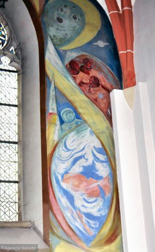 Изображения Гагарина, Армстронга с Христом на потолках польской церкви возмутили верующих
