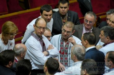 Депутаты от оппозиции ведут двойную политическую игру