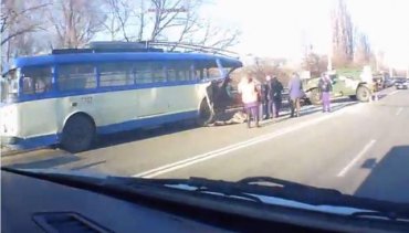 Российский броневик атаковал крымский троллейбус