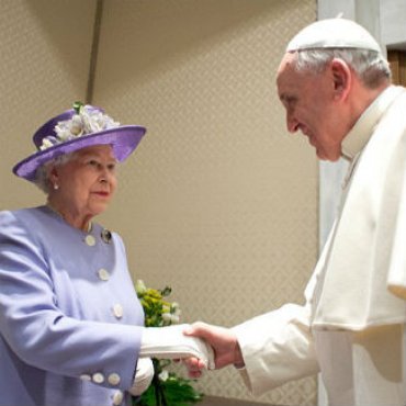 Елизавета II встретились с Папой Франциском и подарила ему горшочек с медом