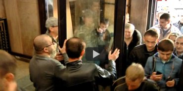 Во Львове от протестующих сбежал прокурор