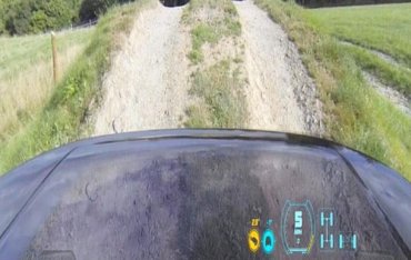 Land Rover создал технологию, позволяющую видеть дорогу под капотом