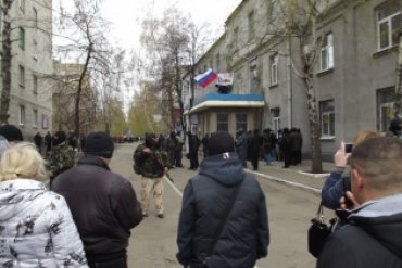 Жители Славянска пришли разбираться с сепаратистами, захватившими милицию