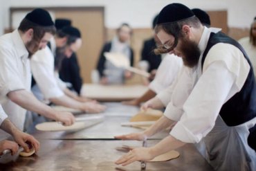 Евреи готовятся к празднованию Песаха