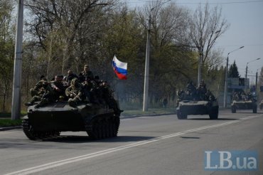 В Краматорск вошла колонна бронетехники с российскими флагами