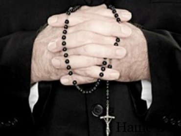 Во Франции священника попросили спрятать крест, висевший поверх одежды