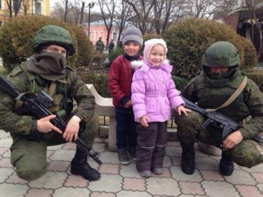 Ансамбль российской армии спел гимн «зеленым человечкам»