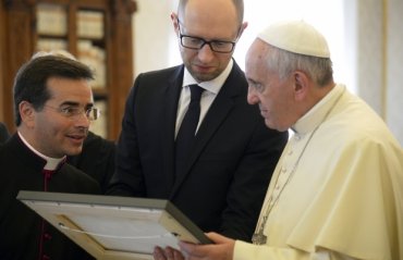 Папа Франциск подарил Яценюку золотую ручку и пожелал подписать ею мирное соглашение