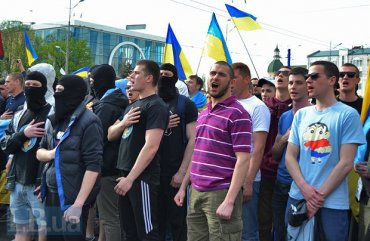 В Харькове футбольные фанаты подрались с сепаратистами