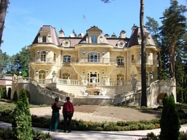 Янукович срочно продает дом на Рублевке