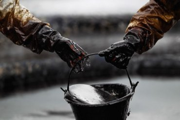 Под Славянском разлилась нефть
