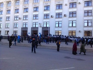 Люди в масках захватили Луганскую ОГА и начали мародерствовать