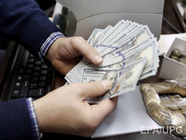 В марте украинцы продали валюты больше, чем купили