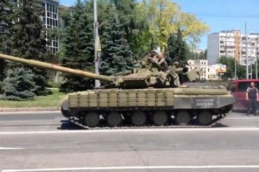 Донецк снова заполнили танки