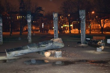 «Православные активисты» спилили корейских идолов Чансын в Петербурге