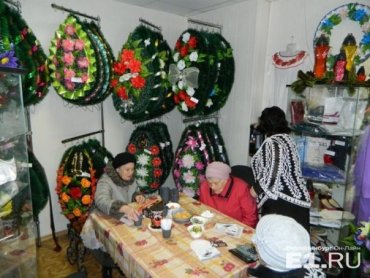 Ветеранов Екатеринбурга пригласили на праздничное чаепитие в похоронный зал