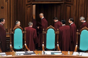 СБУ допрашивает судей Конституционного суда по делу об узурпации власти Януковичем