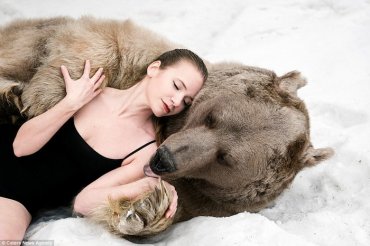 Русские модели сделали фотосессию в обнимку с медведем
