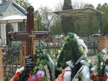 На могиле Виктора Януковича появилась табличка