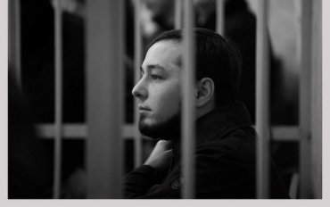 Жителю Винницы, который разорвал портрет Порошенко, дали срок