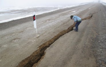 В России трассу «порвала» гигантская трещина