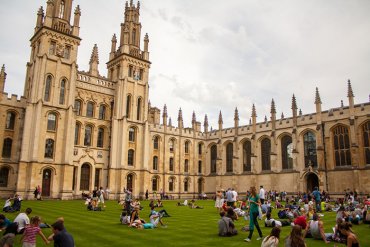 В Оксфорде больше не обязательно изучать христианство