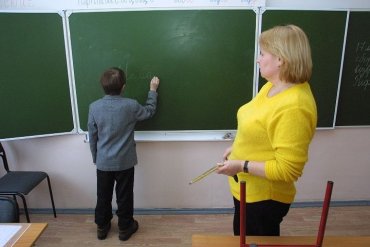 В России учительница связала первоклассника скотчем и чертила вокруг него круги