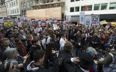 В Лондоне тысячи демонстрантов потребовали отставки Кэмерона