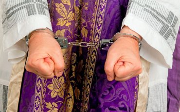 Французские епископы просят граждан помочь выявлять священников-педофилов