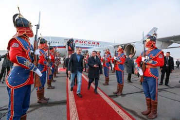 Почему Лавров прилетел в Монголию в джинсах