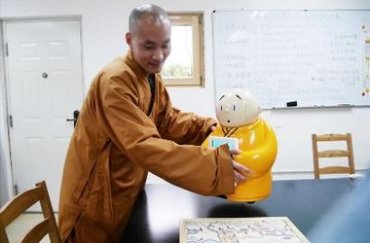 В Пекине в буддистском храме появился робот-монах