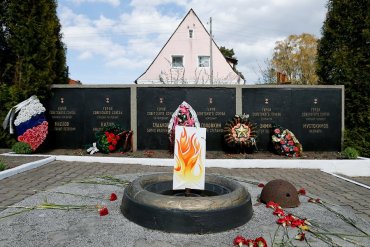 В России на братском кладбище «зажгли» муляж Вечного огня из картона