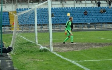 В Одессе вратарь попал мячом в троллейбус, проезжавший мимо стадиона