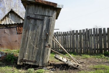 Пока Россия собирается строить базы на Луне, в московских школах дети ходят в туалет на улицу