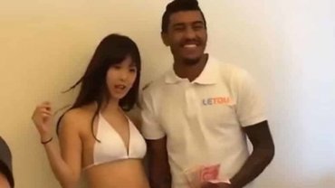 Бразильского футболиста чуть не депортировали из Китая за фото с порнозвездой