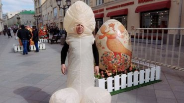 Изветсного российского телеведущего задержали в центре Москвы в костюме пениса