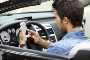 Эксперты выяснили, как часто люди используют телефоны за рулем