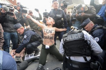 На выборах президента Франции полиция схватила голых «Путина» и «Трампа»