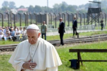 Папа Франциск считает, что центры для беженцев похожи на концлагеря