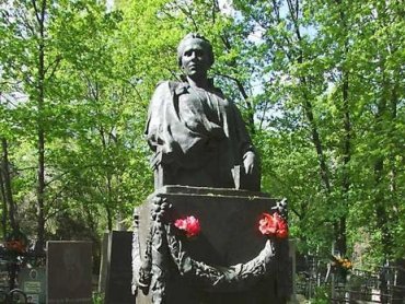 На Байковом кладбище разграбили могилу Леси Украинки
