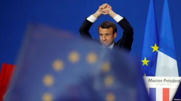 Олланд призвал французов голосовать за Макрона