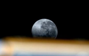 Астронавт показал, как выглядит Луна из космоса